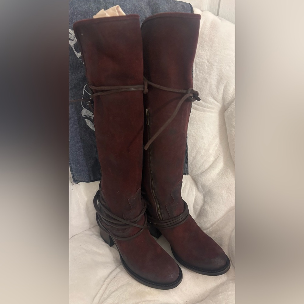 Free Bird coal  style size 7 burgundy suede, knee-high heeled boots